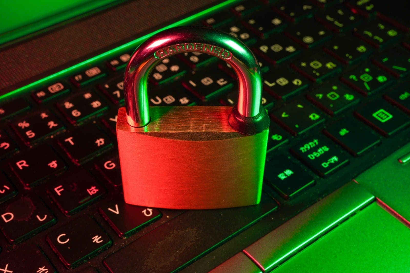 Laptop mit Login-Maske und Schloss-Symbol als Sinnbild für gesicherten Zugang zu einer Web-Anwendung, im Hintergrund unscharf ein Serverraum