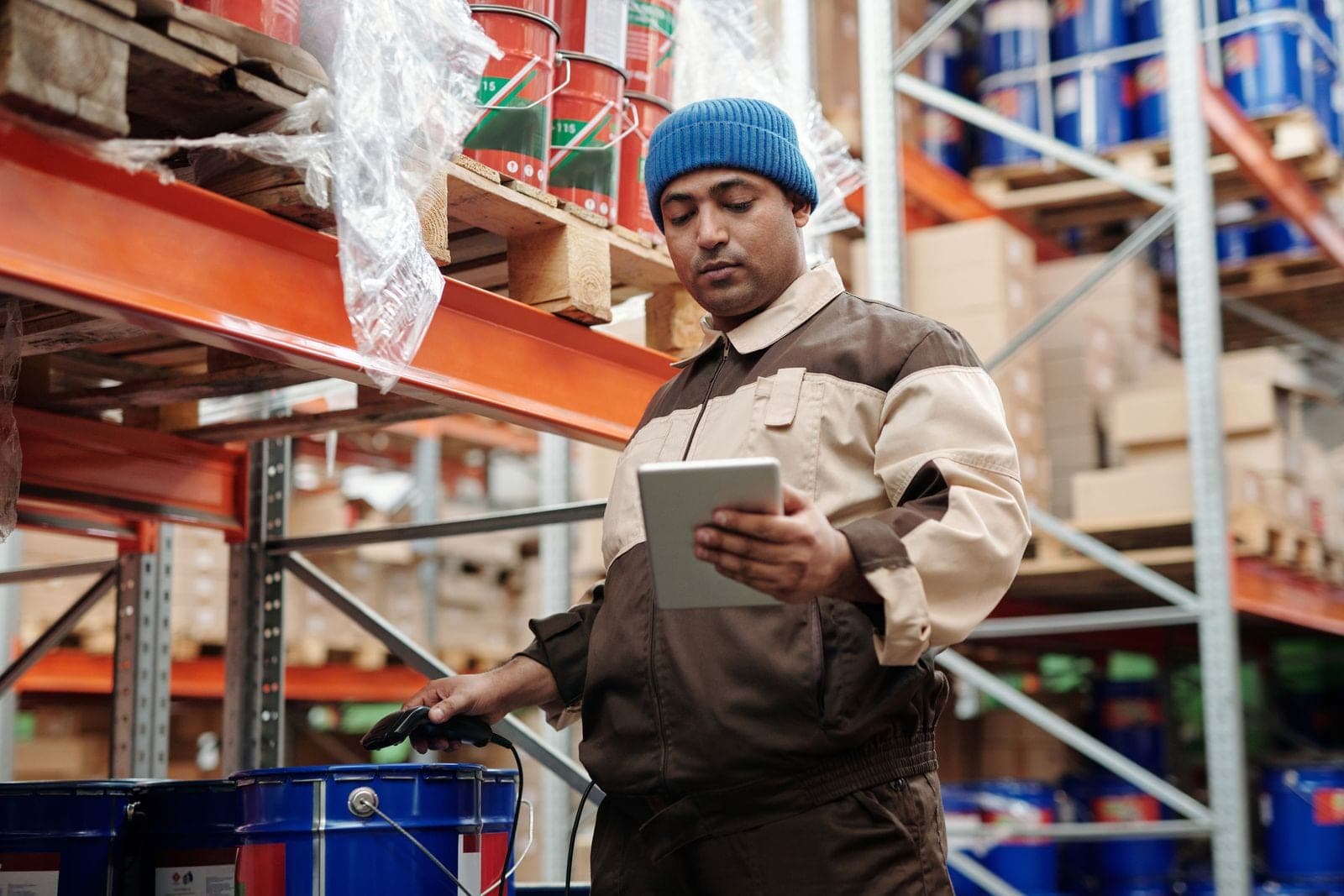 Tablet mit digitaler Auftrags-Checkliste in einer Werkstatt, im Hintergrund ein aufgeräumter Arbeitsplatz mit Werkzeug