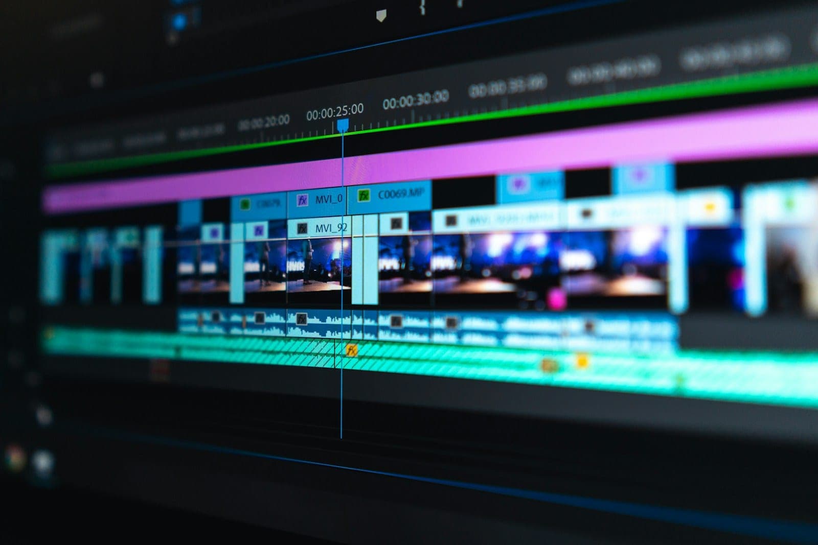 Videoschnitt-Arbeitsplatz: Monitor mit geöffneter Schnitt-Timeline eines Kurzvideos, daneben ein Smartphone mit Hochformat-Clip und handschriftliche Notizen zur Content-Planung